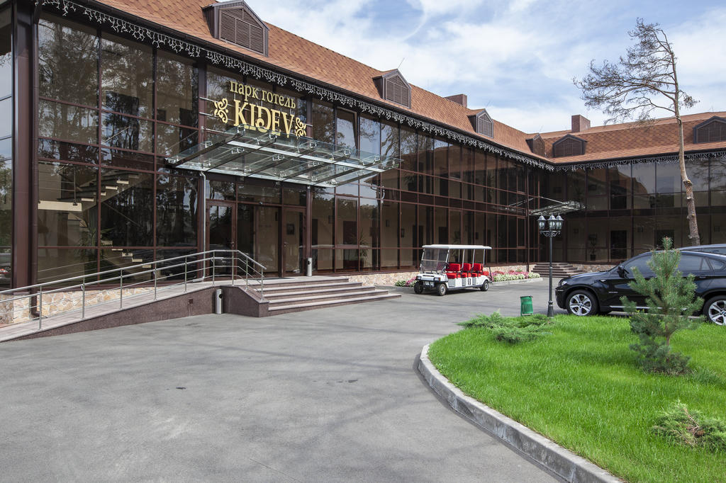 Park-Hotel Kidev Chubynske Buitenkant foto
